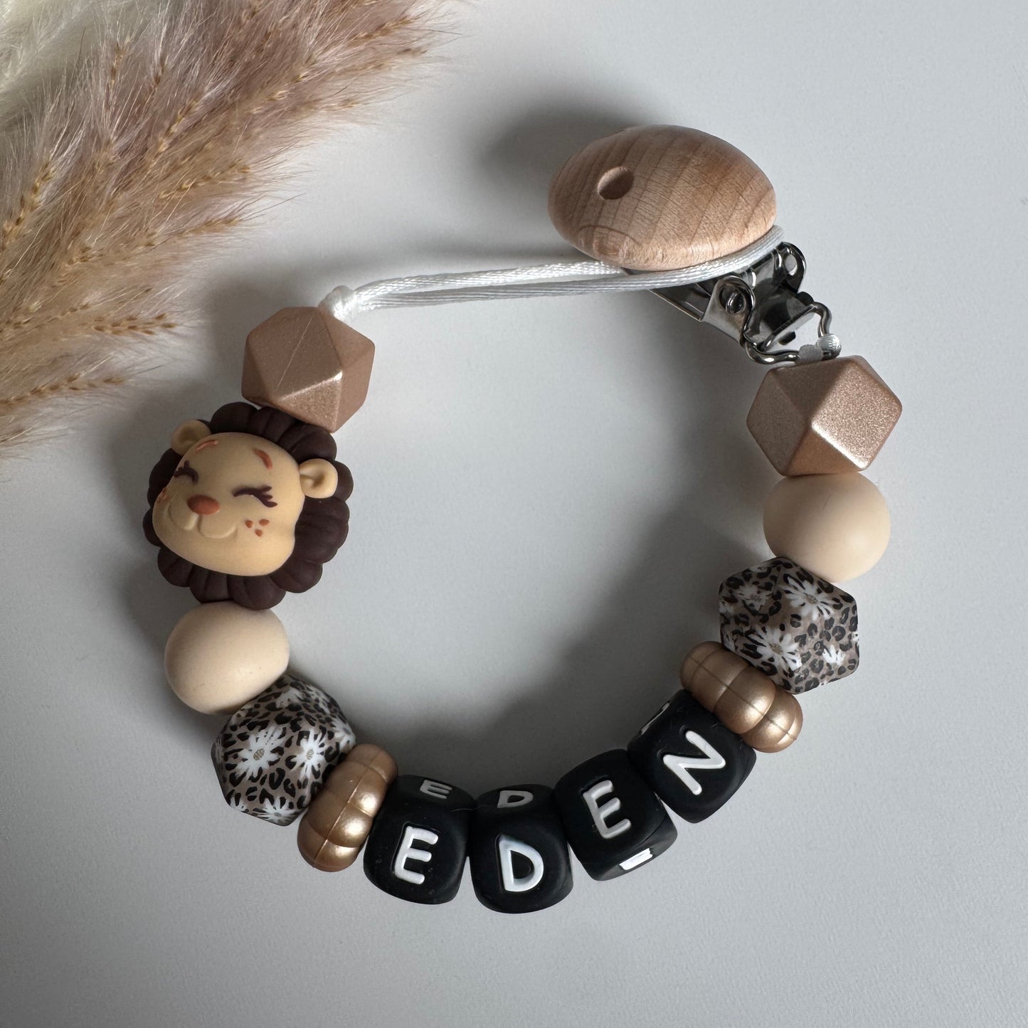 Speenkoord met naam leeuw / bloemen / beige