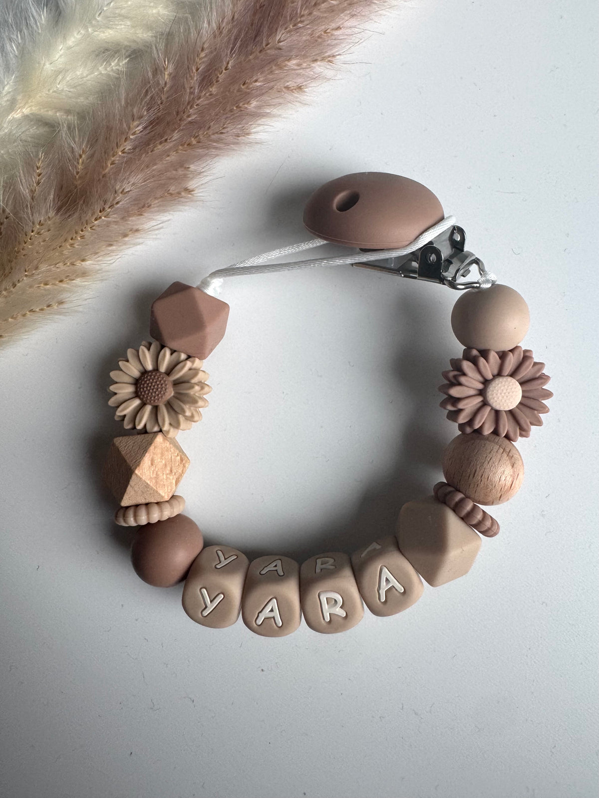 Speenkoord met naam bloemen / bruin / beige