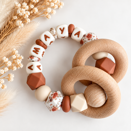 Bijtring met naam bruin / creme / bloemen
