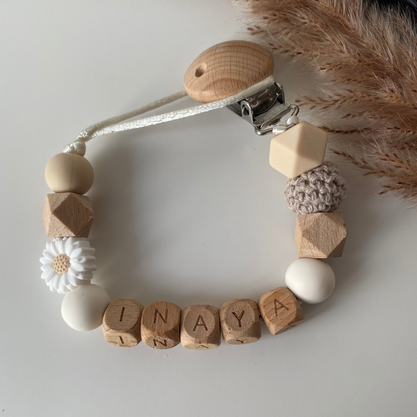 Speenkoord met naam bloem wit / beige