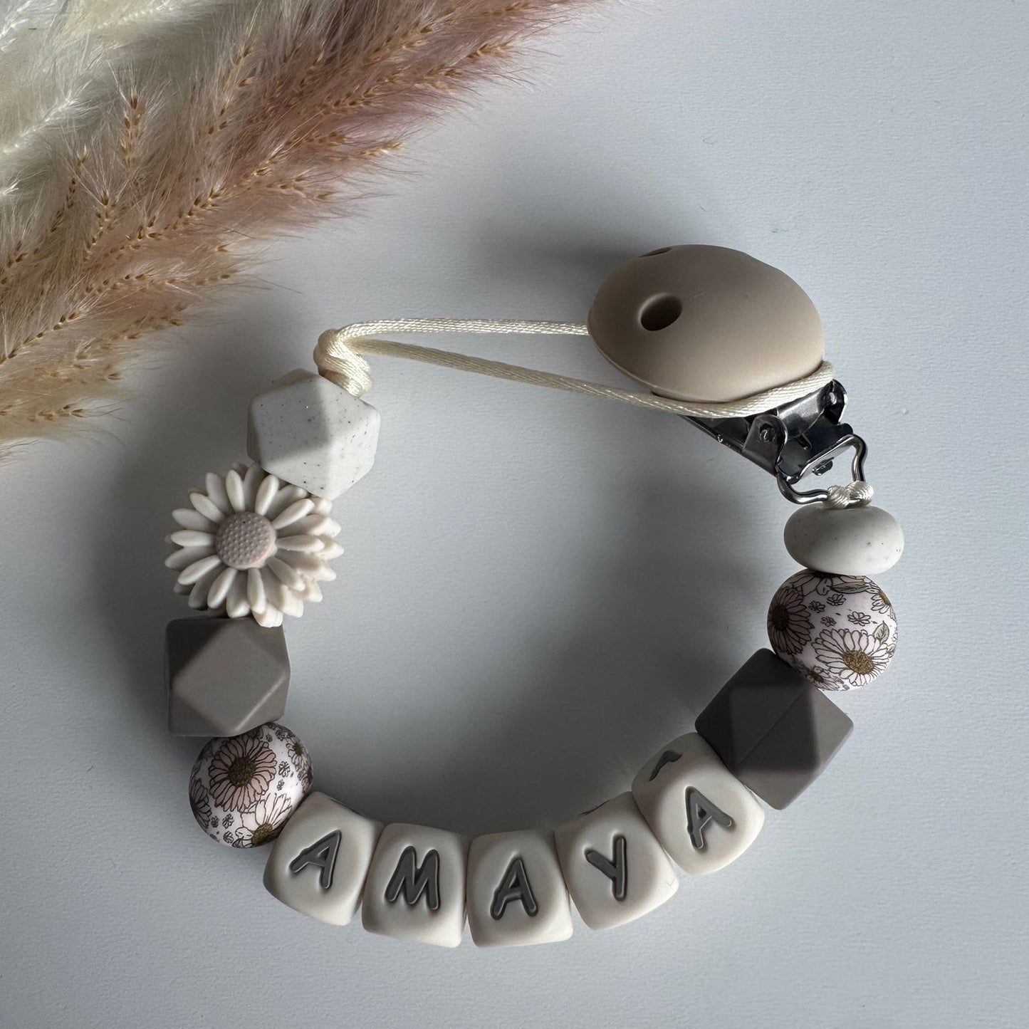 Speenkoord met naam bloem beige / taupe